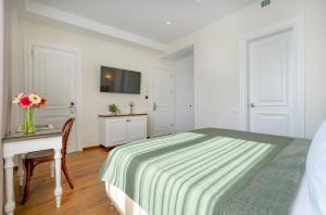 Postel nebo postele na pokoji v ubytování Iris Hotel
