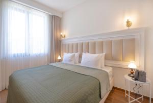 Postel nebo postele na pokoji v ubytování Iris Hotel