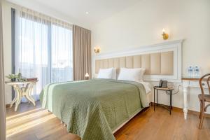 Postel nebo postele na pokoji v ubytování Iris Hotel
