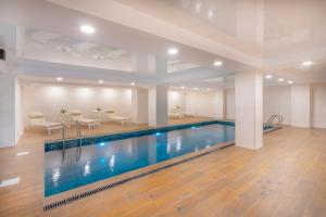 Bazén v ubytování Iris Hotel nebo v jeho okolí