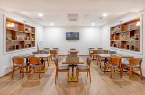 een eetkamer met tafels en stoelen bij Iris Hotel in Tbilisi City +119 foto's