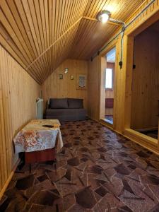 Habitación con cama y sofá en una habitación en Villa ALVIK en Geoagiu Băi