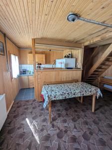 a room with a bench in the middle of a kitchen at Villa ALVIK in Geoagiu Băi