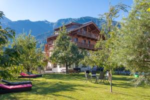 een groot gebouw midden in een tuin bij Apart Central – Premium Mountain&Garden in Mayrhofen