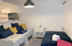 ein Schlafzimmer mit einem Bett, einem Bett und einem Tisch in der Unterkunft The Guest House in Skiathos-Stadt