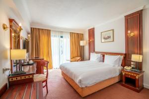 Ένα ή περισσότερα κρεβάτια σε δωμάτιο στο Azal Pyramids Hotel