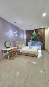 1 dormitorio con cama, escritorio y mesa en La Belle Maison 12 @ Gurney Kelawai/Pulau Tikus/Georgetown en George Town