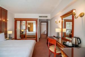 Ένα ή περισσότερα κρεβάτια σε δωμάτιο στο Azal Pyramids Hotel