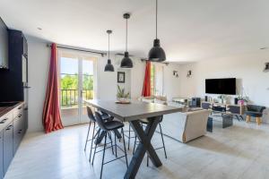 uma cozinha e sala de estar com mesa e cadeiras em Le Sky - Les Alpilles em Eyguières