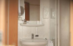 A bathroom at Weingut & Gästehaus zum Seeblick - Familie Sattler