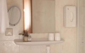A bathroom at Weingut & Gästehaus zum Seeblick - Familie Sattler
