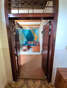 una puerta abierta a una sala de estar con sofá en Roof Top Resort en Murree