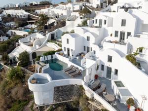 een luchtzicht op een wit huis met een zwembad bij IKIES Santorini in Oia