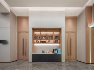 Holiday Inn Express Beijing Zhongguancun Tech Park, an IHG Hotel في بكين: a room with a kitchen with aasteryasteryasteryasteryasteryasteryasteryasteryasteryastry