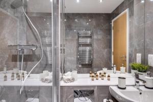 a bathroom with two sinks and a shower at Pluxa Moonstone Metropolis Luxury Getaway in Birmingham City Centre in Birmingham