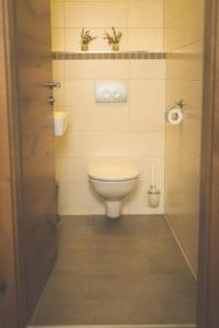 A bathroom at Weingut & Gästehaus zum Seeblick - Familie Sattler