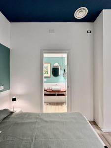 a bedroom with a bed and a bathroom with a tub at La Nica in Palermo