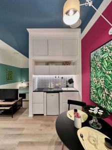 a kitchen and living room with a table and chairs at La Nica in Palermo