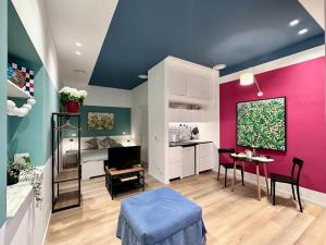 a living room with pink and green walls at La Nica in Palermo