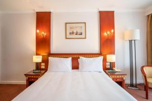 Ένα ή περισσότερα κρεβάτια σε δωμάτιο στο Azal Pyramids Hotel