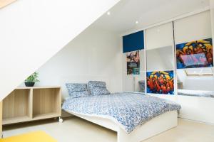 a bedroom with a bed and a staircase at EXIGEHOME - Maison à 2 pas de la foret - 10 min de Versailles in Vélizy-Villacoublay