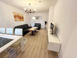 - un salon avec un canapé et une table à manger dans l'établissement 5 Room Apartment in Zülpich, à Zülpich