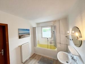 La salle de bains est pourvue d'un lavabo et d'une fenêtre. dans l'établissement 5 Room Apartment in Zülpich, à Zülpich