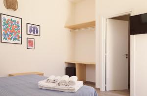 1 dormitorio con 1 cama con toallas en Agriturismo Le Site, en Corigliano d'Otranto