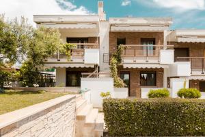 an exterior view of a building at Delmare Delia maisonette in Yerakiní