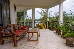 Nile Retreat - Luxury Villa in Jinja的阳台或露台