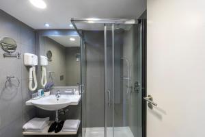 普羅塔拉斯的住宿－水晶溫泉海灘酒店，带淋浴和盥洗盆的浴室