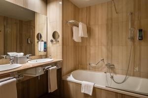 חדר רחצה ב-Hotel SB Ciutat Tarragona