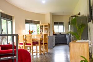 金贾Nile Retreat - Luxury Villa in Jinja的配有桌椅的厨房和餐厅