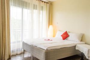 金贾Nile Retreat - Luxury Villa in Jinja的有大窗户的房间里的一张床