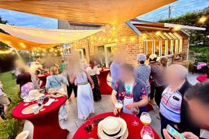 een groep mensen die rond tafels staan op een feestje bij Villa d'architecte avec vue imprenable in Péruwelz