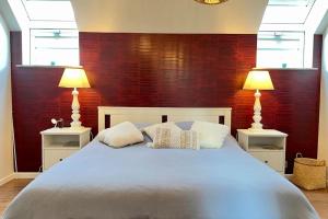 een slaapkamer met een groot bed met 2 lampen erop bij Villa d'architecte avec vue imprenable in Péruwelz +28 foto's