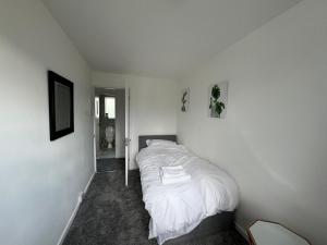 Ένα ή περισσότερα κρεβάτια σε δωμάτιο στο 3-Bedroom Cosy Reading House
