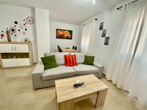 Postel nebo postele na pokoji v ubytování “SMILE NERJA” chic apartment with WIFI, 4 guests