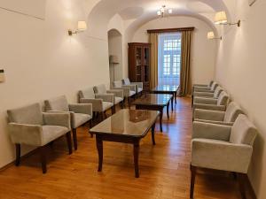 Városi Vendégház Szentendre في سانت إندرا: قاعة اجتماعات مع طاولات وكراسي ونافذة