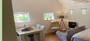 a room with a bed and a table and a couch at jouwvakantiehuisNL- Accommodatie de Hondstong in Vries