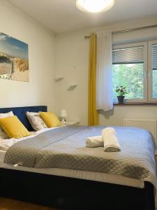 - une chambre avec un grand lit et des oreillers jaunes dans l'établissement Apartament Idylla, à Zakopane