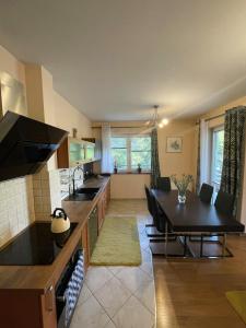 Apartament Idylla في زاكوباني: مطبخ وغرفة معيشة مع غرفة طعام