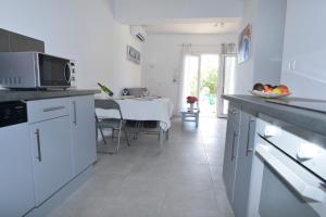 Kuchyň nebo kuchyňský kout v ubytování Corsicadream Barbicaja, superbe appartement dans villa, vue panoramique mer, piscine, proche Porticcio