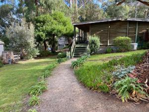 Jardín al aire libre en Lorne Groovy Ocean View Log House, Pet Friendly, FREE WIFI wine & chocolates kangaroos in the evening
