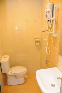 ein Bad mit einem WC und einem Waschbecken in der Unterkunft Desaru Penawar Inn in Desaru