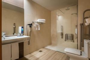 een badkamer met een toilet, een wastafel en een douche bij Hotel SB Ciutat Tarragona in Tarragona