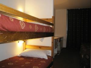 ギャップにあるHotel Restaurant Le Pavillon Carinaのベッドルーム1室(二段ベッド2組付)