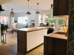 Kuchyňa alebo kuchynka v ubytovaní Apartamento 3 Habitaciones Guadalmina Golf WiFi AC