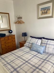 - une chambre avec un lit et une commode dans l'établissement Hidden Gem, à Portrush