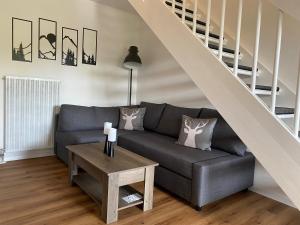 ein Wohnzimmer mit einer Couch und einem Tisch in der Unterkunft Ferienwohnung Zauberwald in Waldkirchen